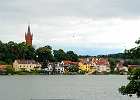 Feldberg mit dem Turm der neoromanischen Kirche : Kirche, See